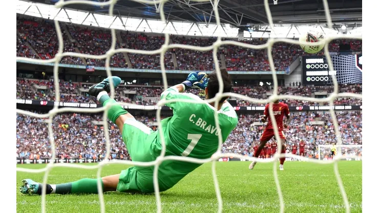 Claudio Bravo se lució en triunfo del Manchester City