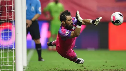 Claudio Bravo será titular ante el Liverpool en la Community Shield