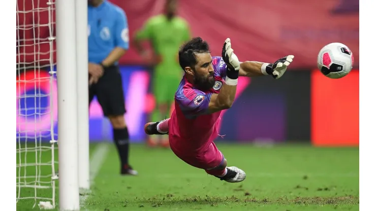 Claudio Bravo será titular ante el Liverpool en la Community Shield
