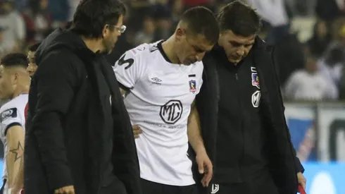Carmona sale de la cancha ante Curicó acompañado del cuerpo médico de Colo Colo.