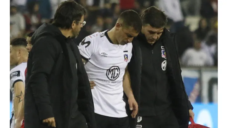 Carmona sale de la cancha ante Curicó acompañado del cuerpo médico de Colo Colo.
