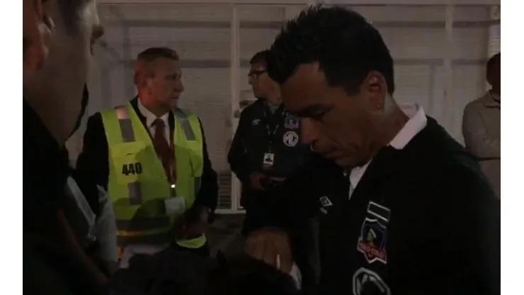 Paredes dejando su firma a los hinchas