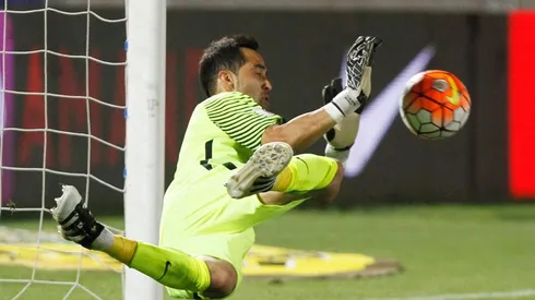 Claudio Bravo conteniendo un penal