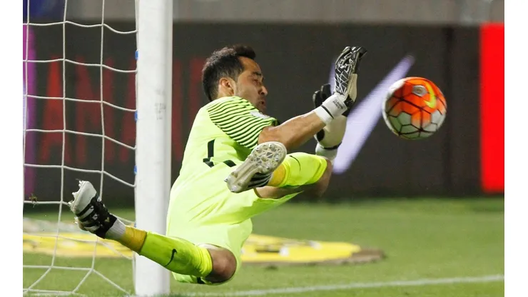 Claudio Bravo conteniendo un penal