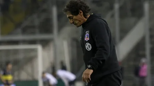 Mario Salas cabizbajo tras el empate de Colo Colo ante Everton.