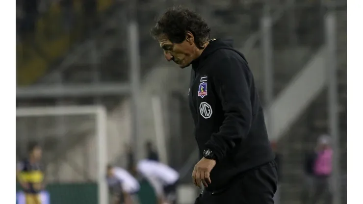 Mario Salas cabizbajo tras el empate de Colo Colo ante Everton.