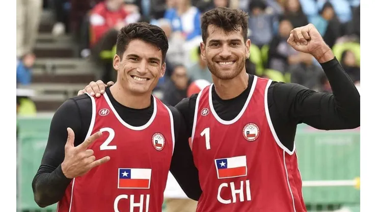 Esteban Grimalt (2), confeso hincha de Colo Colo, junto a su primo Marco. Ganaron oro en los Juegos Panamericanos.