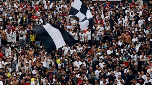 La hinchada colocolina presente en el Monumental