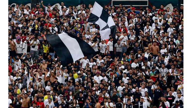 La hinchada colocolina presente en el Monumental