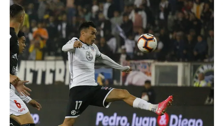 Suazo disputando una pelota