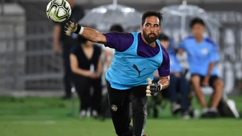 Claudio Bravo fue elogiado en Inglaterra
