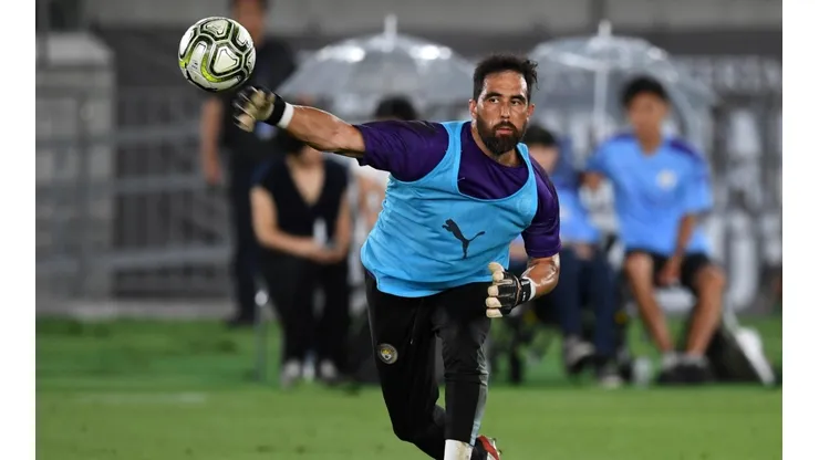 Claudio Bravo fue elogiado en Inglaterra