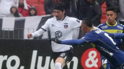 Valdés en cancha ante dos defensores rivales