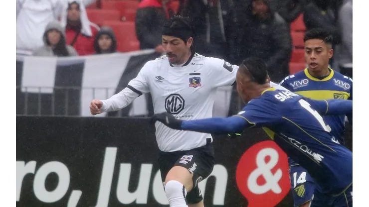 Valdés en cancha ante dos defensores rivales