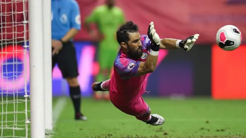 Claudio Bravo en la tanda de penales con el City.
