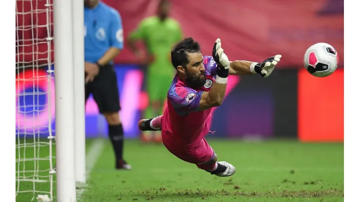 Claudio Bravo en la tanda de penales con el City.