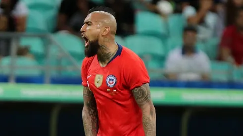 Arturo Vidal junto a la Roja