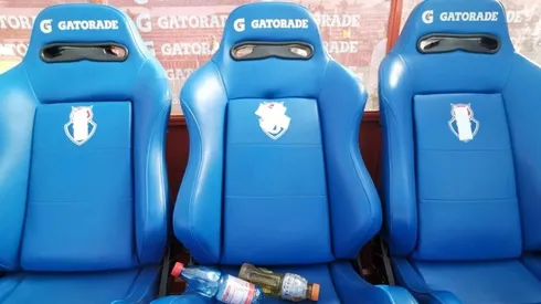 Las insignias de la U tachadas en el último superclásico.