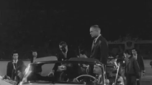 Amstrong ingresando en su descapotable al Estadio Nacional