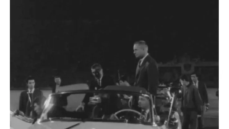 Amstrong ingresando en su descapotable al Estadio Nacional