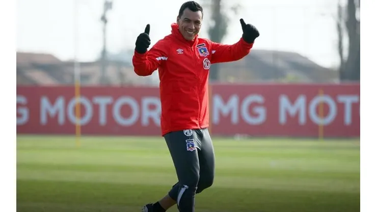Esteban Paredes entrenando con ropa Umbro.