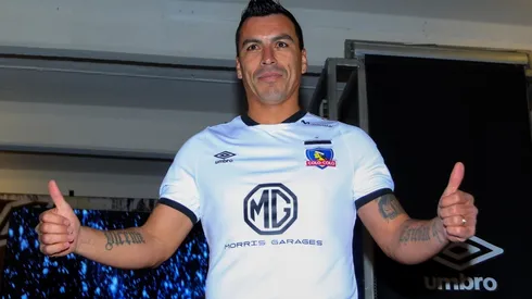 La camiseta de Colo Colo presentada por Esteban Paredes.