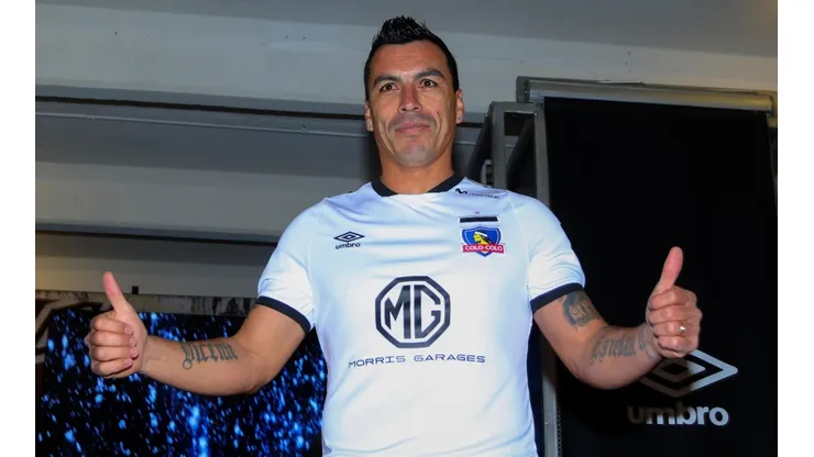La camiseta de Colo Colo presentada por Esteban Paredes.