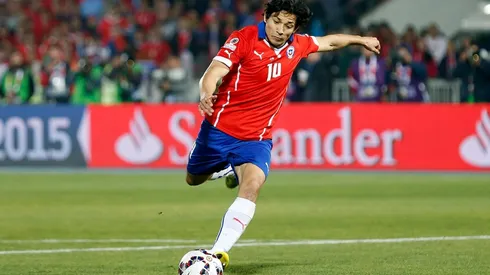 Matías Fernández al ejecutar su penal en la Copa América 2015.