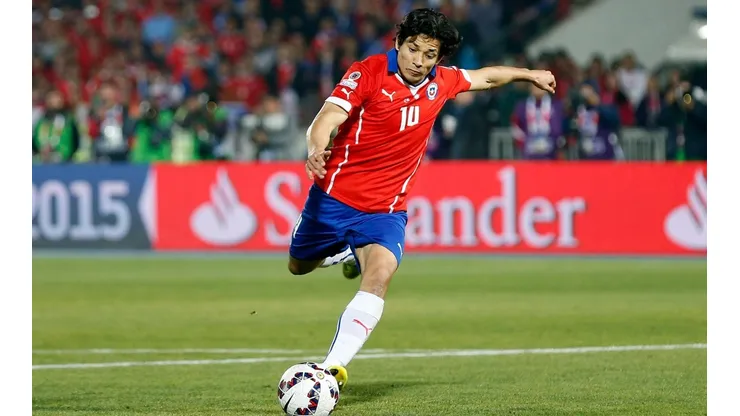Matías Fernández al ejecutar su penal en la Copa América 2015.