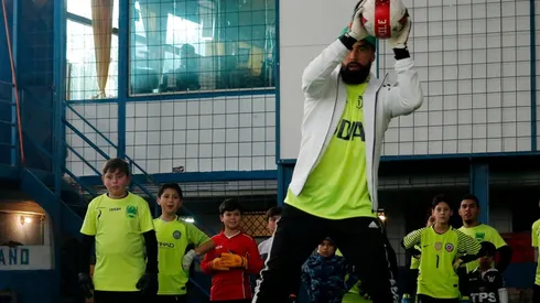 Claudio Bravo participando de una clínica de arqueros