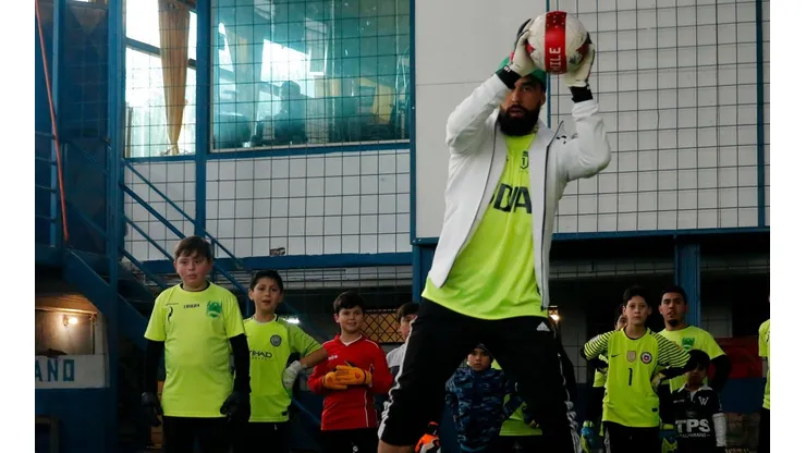 Claudio Bravo participando de una clínica de arqueros