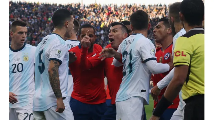 El encontronazo entre Medel y Messi