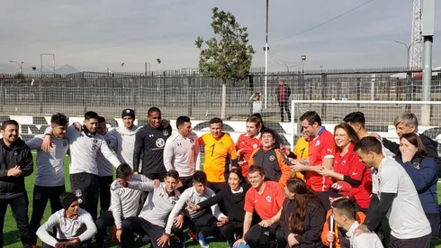 Colo Colo junto a los jóvenes que fueron a jugar Goalball con ellos