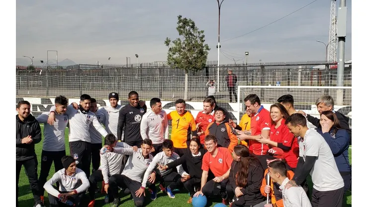 Colo Colo junto a los jóvenes que fueron a jugar Goalball con ellos
