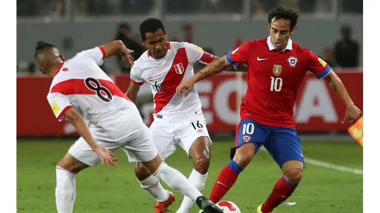Valdivia enfrentando a Perú