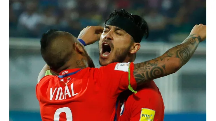 Vidal y Pinilla celebrando un gol por Chile