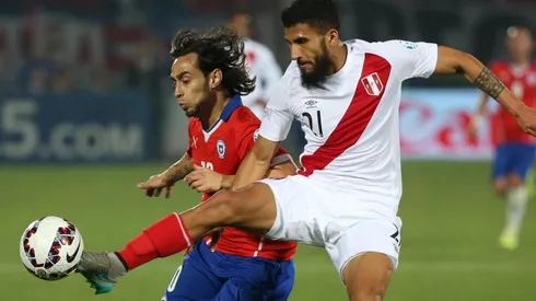 Valdiva ante Ballón en la semi de la Copa América 2015.