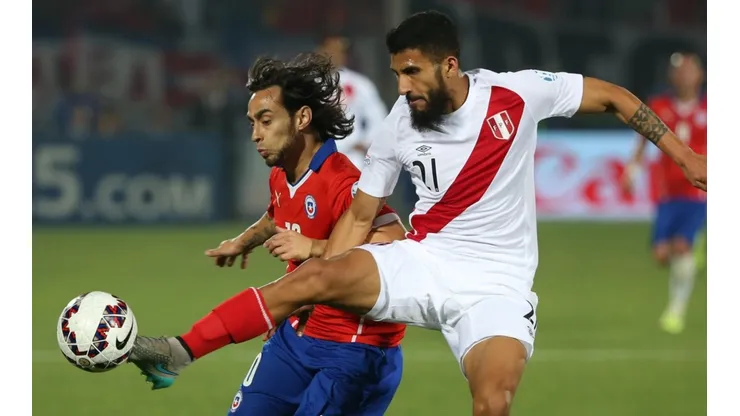 Valdiva ante Ballón en la semi de la Copa América 2015.