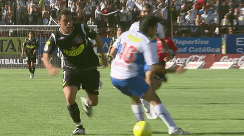 El momento en que Esteban Paredes pasa a Hans Martínez.