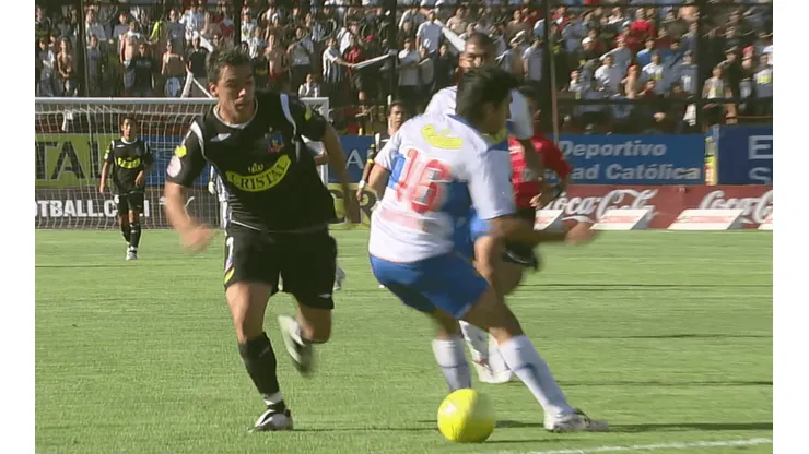 El momento en que Esteban Paredes pasa a Hans Martínez.
