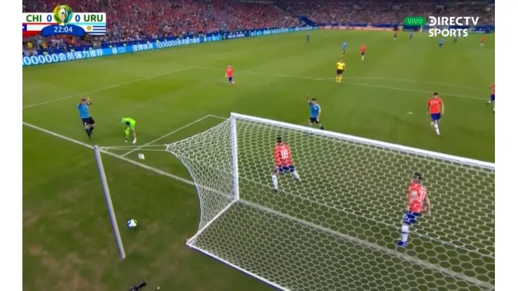 Luis Suárez reclamó penal de Gabriel Arias
