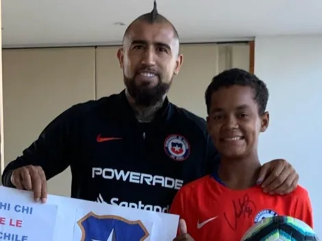 Arturo Vidal hace feliz a niño brasileño y le regala su camiseta de Chile