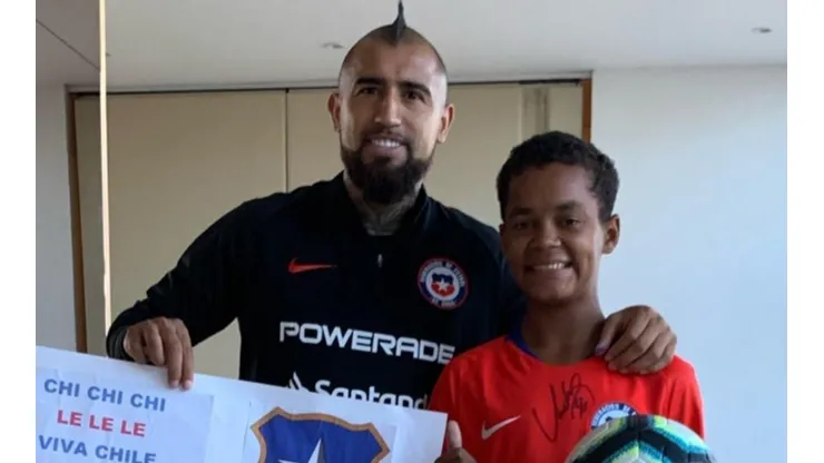 Arturo Vidal hace feliz a un niño en Brasil