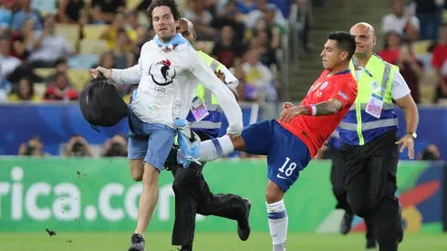 Gonzalo Jara debió recibir roja por patear violentamente a un hincha