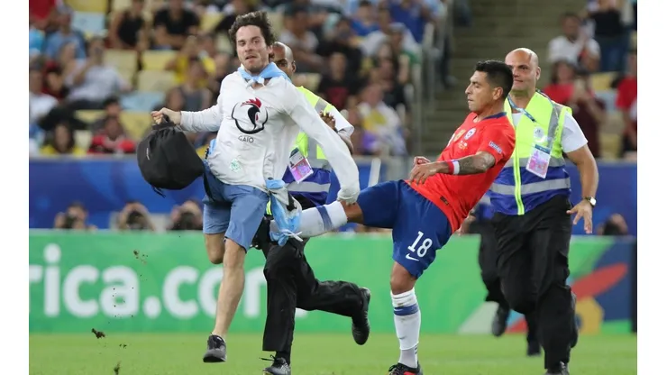 Gonzalo Jara debió recibir roja por patear violentamente a un hincha