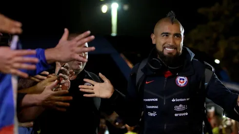 Arturo Vidal recibe el cariño de la gente en Río.