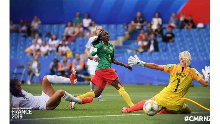 Camerún venció 2-1 a Nueva Zelanda en el último minuto