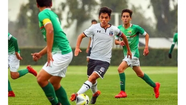 Vicente Pizarro junto a la sub 17