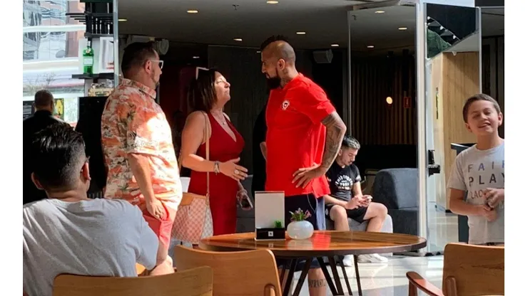 Arturo Vidal se reunió con suegra de Matías Fernández