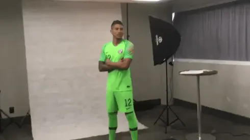 Brayan Cortés posa con la camiseta de la Roja.